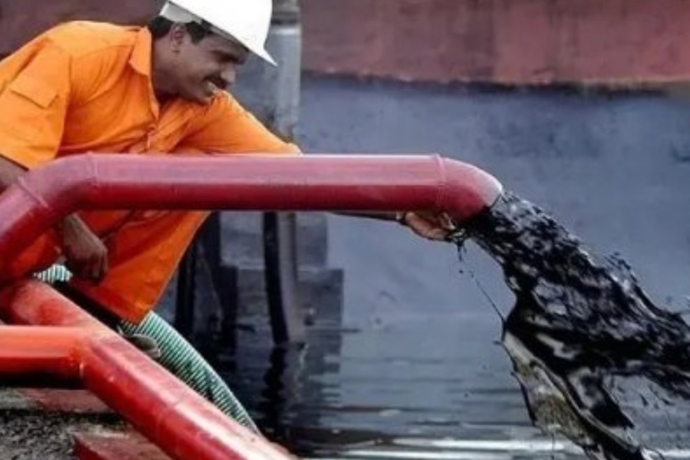 عمان تُفاجئ الخليج: اكتشاف "بحيرة نفط" يغير موازين الثروة!