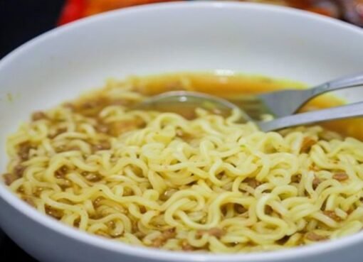 مفاجأة تحت المجهر.. مختص يكشف ما لم يكن بالحسبان داخل الإندومي!