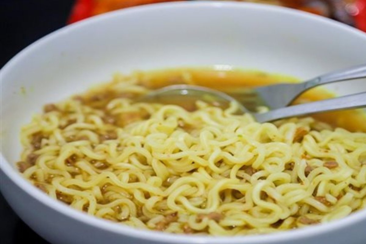 مفاجأة تحت المجهر.. مختص يكشف ما لم يكن بالحسبان داخل الإندومي!