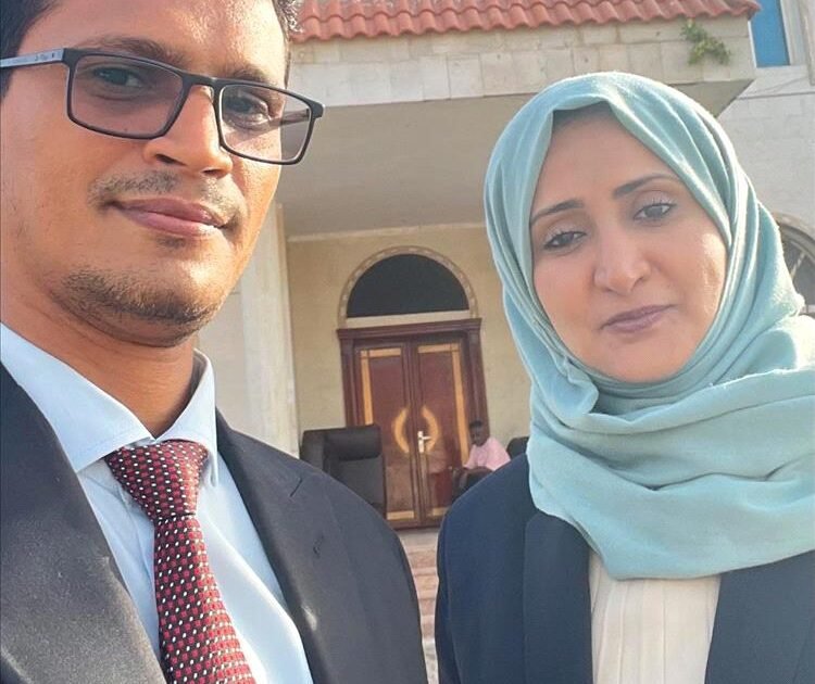 ألفت الدبعي تؤدي صلاة العيد في قصر معاشيق.. حضور يلفت الأنظار