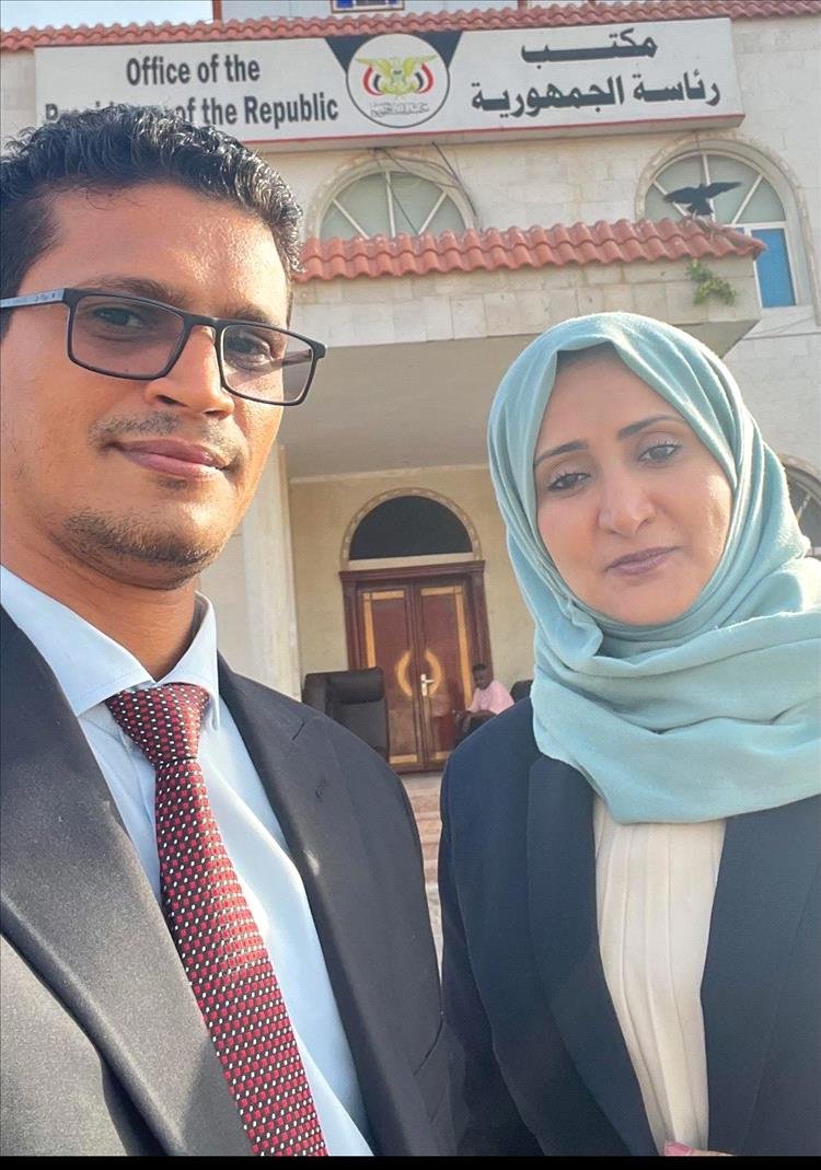 ألفت الدبعي تؤدي صلاة العيد في قصر معاشيق.. حضور يلفت الأنظار