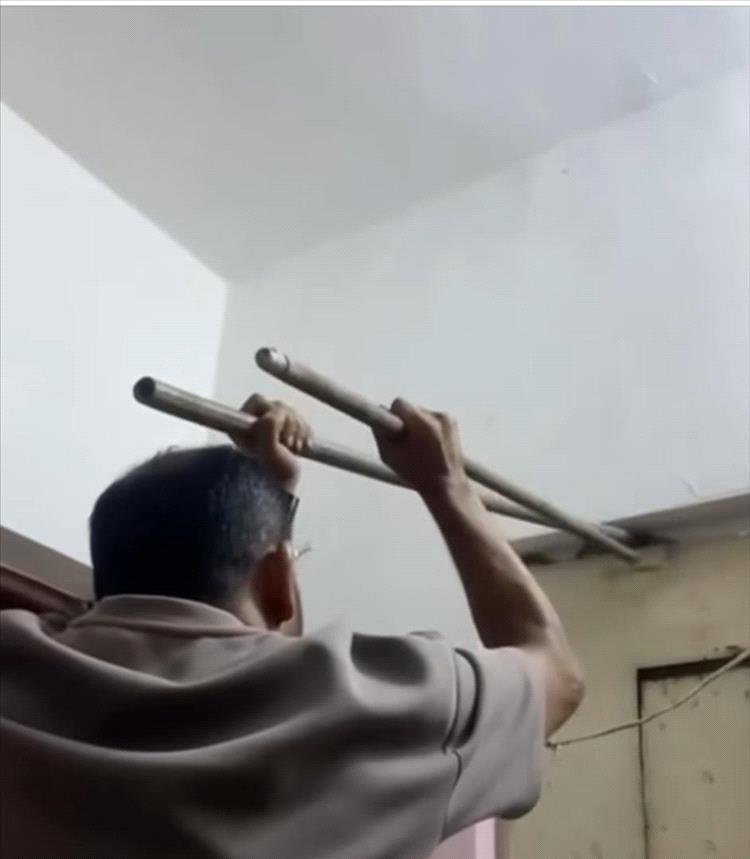 السكان يناشدون: خطر الثعابين يهدد الأمان في قلب المعلا