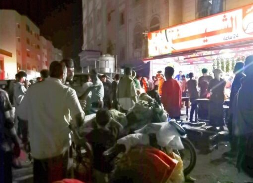 حادثة مروعة في عدن.. طفل يقتحم كافتيريا بسيارته وسط ذهول الحاضرين!