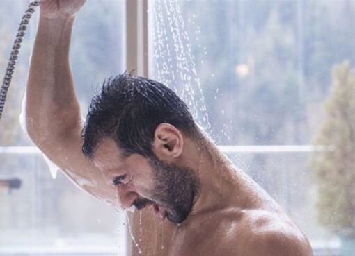 تحذير طبي عاجل: لا تستحم بالماء البارد أثناء موجات الحر.. قد يهدد حياتك!