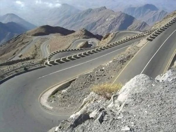 بعد سنوات من الإغلاق.. عقبة ثرة تعود للحياة وتربط شمال اليمن بجنوبه