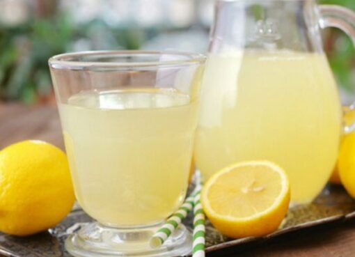 مشروب بسيط بمفعول قوي: الليمون والماء الدافئ على الريق
