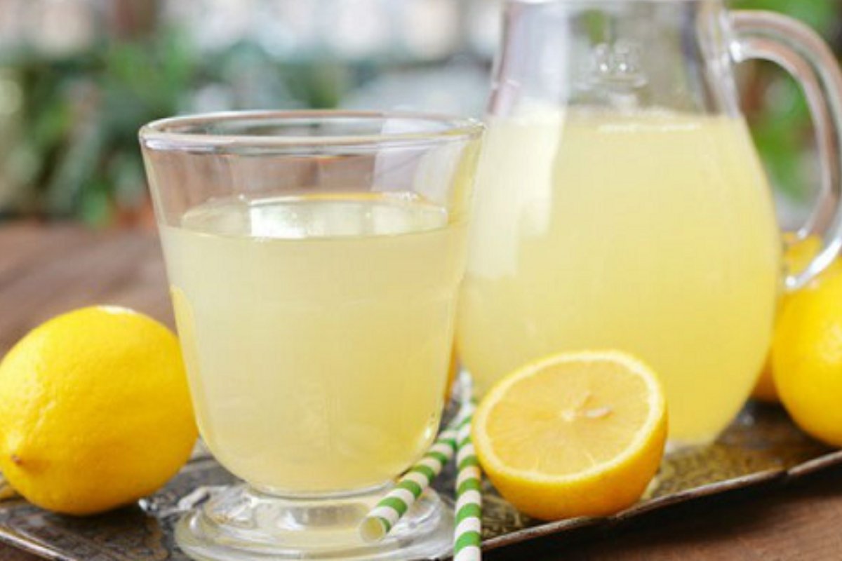 مشروب بسيط بمفعول قوي: الليمون والماء الدافئ على الريق