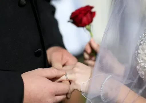 قبيلة الحداء تفاجئ اليمنيين: الزواج الثاني للرجال أصبح إلزاميًا!