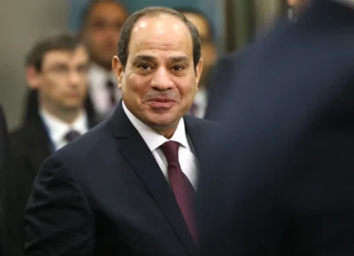 إعلامي شهير يدق ناقوس الخطر: مؤامرة كبرى ضد السيسي؟