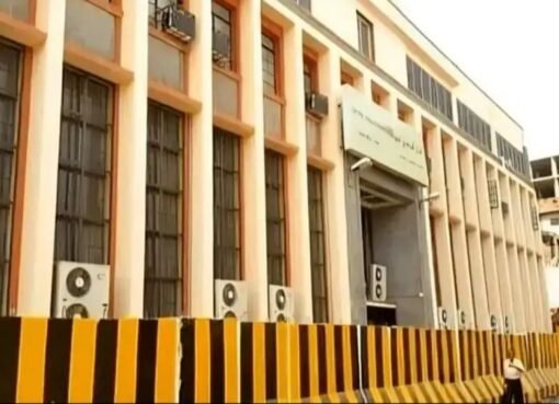 في خطوة لضبط السوق: البنك المركزي يفرض سعرًا ثابتًا للريال السعودي ويلاحق التجاوزات