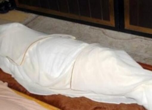 هل يجوز لبس ملابس الميت؟ ومتى تصبح صدقة؟ الإجابة تثير الجدل