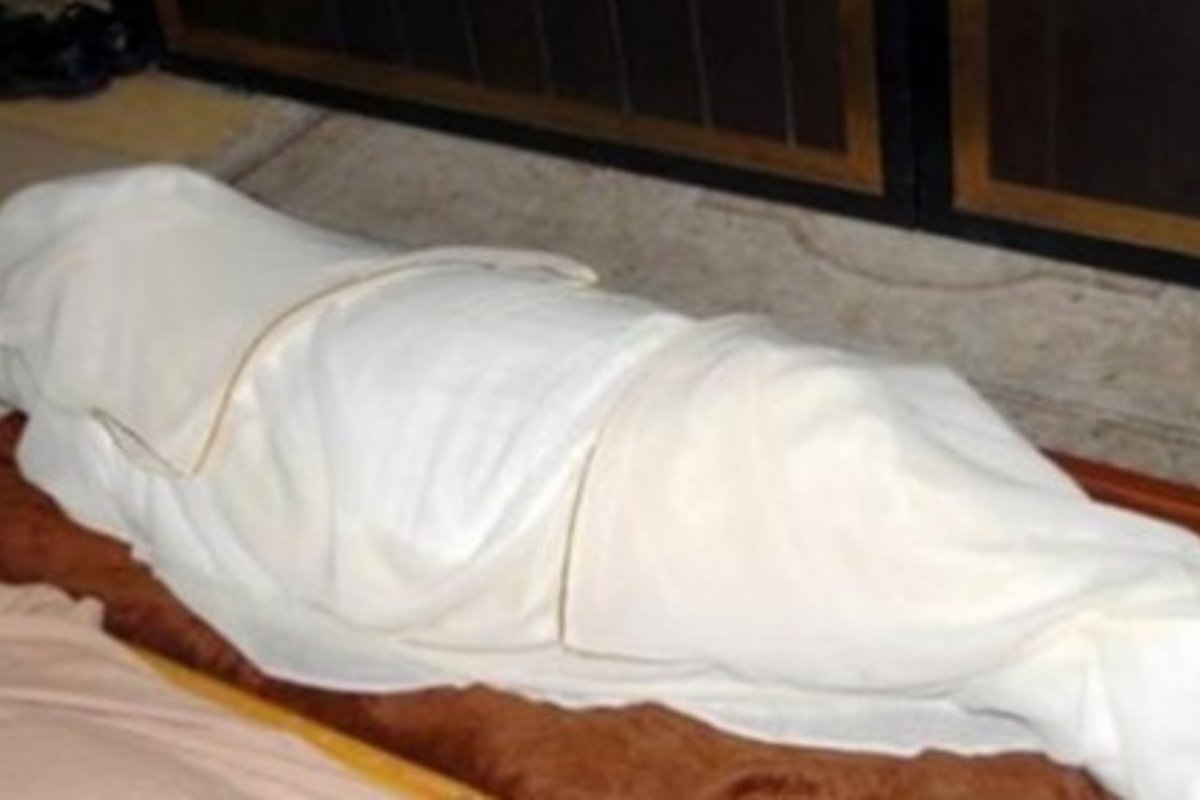 هل يجوز لبس ملابس الميت؟ ومتى تصبح صدقة؟ الإجابة تثير الجدل