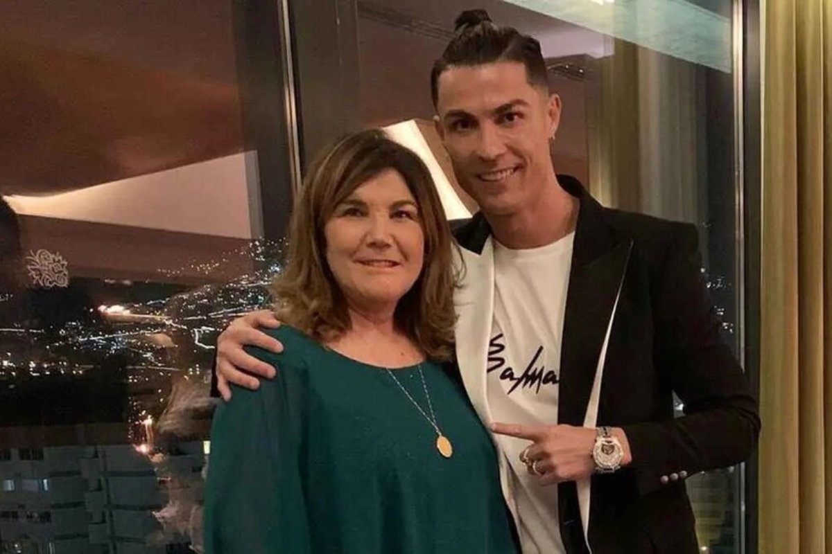 والدة رونالدو تكسر الصمت وترد على هجوم شقيقته برسالة مؤثرة