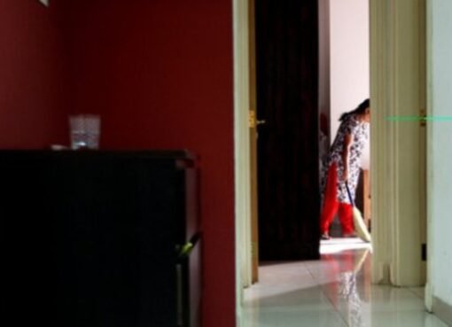 عاملة منزلية في جدة تبتز عائلة سعودية بتصوير نسائها