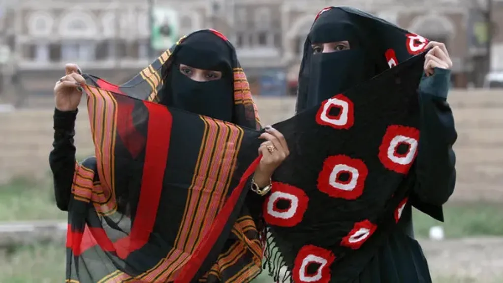 وثيقة رسمية تكشف قيودًا جديدة على النساء في مناطق سيطرة الحوثيين
