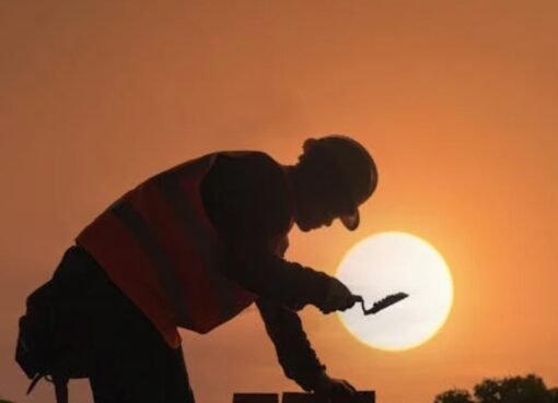 السعودية.. غرامة تصل إلى 10 آلاف ريال لمن يخالف قرار منع العمل وقت الذروة الحرارية