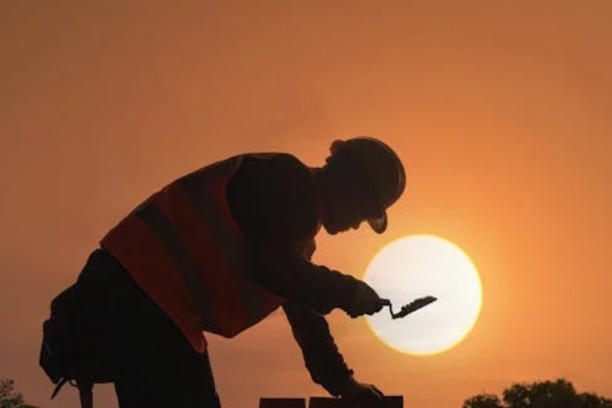 السعودية.. غرامة تصل إلى 10 آلاف ريال لمن يخالف قرار منع العمل وقت الذروة الحرارية