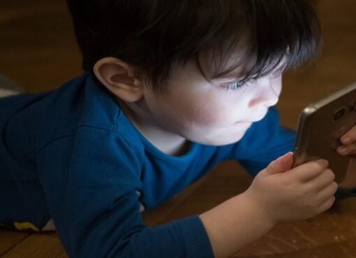 هاتفك قد يدمر طفلك.. دراسة تكشف الحقيقة المخيفة