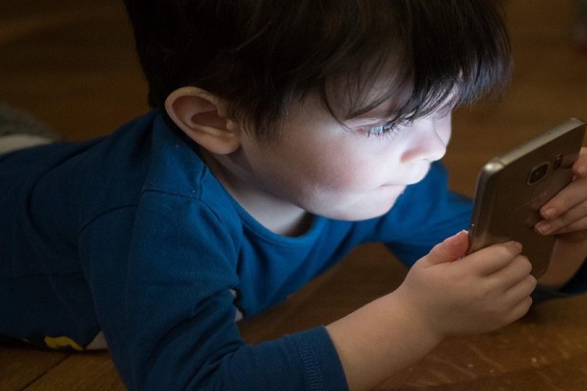 هاتفك قد يدمر طفلك.. دراسة تكشف الحقيقة المخيفة
