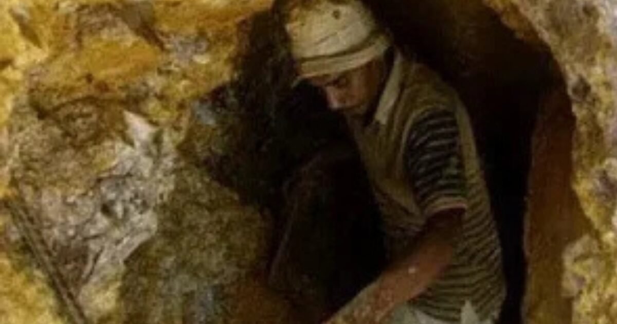 كنز تحت الرمال: دولة عربية تكتشف احتياطيًا ضخمًا من معدن نادر يكفي لـ30 عامًا