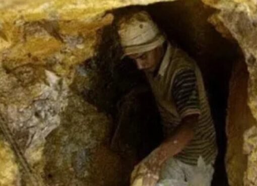 كنز تحت الرمال: دولة عربية تكتشف احتياطيًا ضخمًا من معدن نادر يكفي لـ30 عامًا