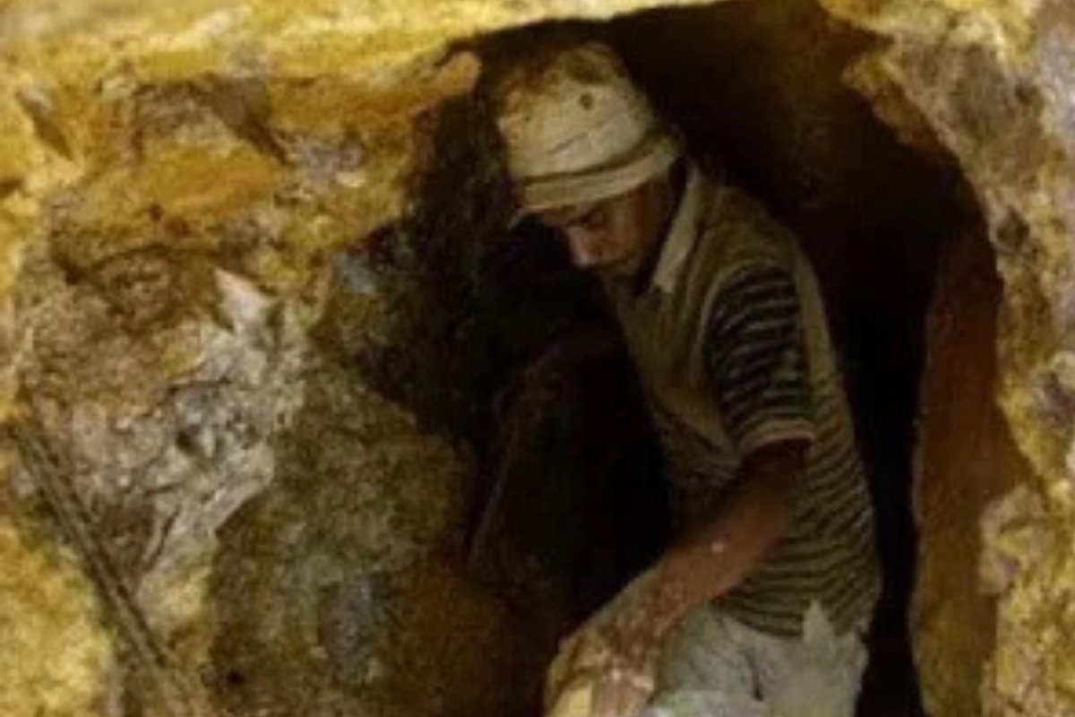 كنز تحت الرمال: دولة عربية تكتشف احتياطيًا ضخمًا من معدن نادر يكفي لـ30 عامًا