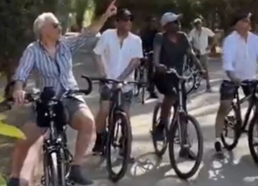 فيديو نادر للأمير الوليد بن طلال يثير موجة تفاعل بعد زيارته لمنزله الأول