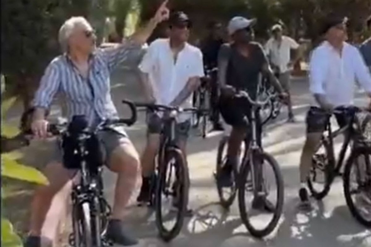 فيديو نادر للأمير الوليد بن طلال يثير موجة تفاعل بعد زيارته لمنزله الأول