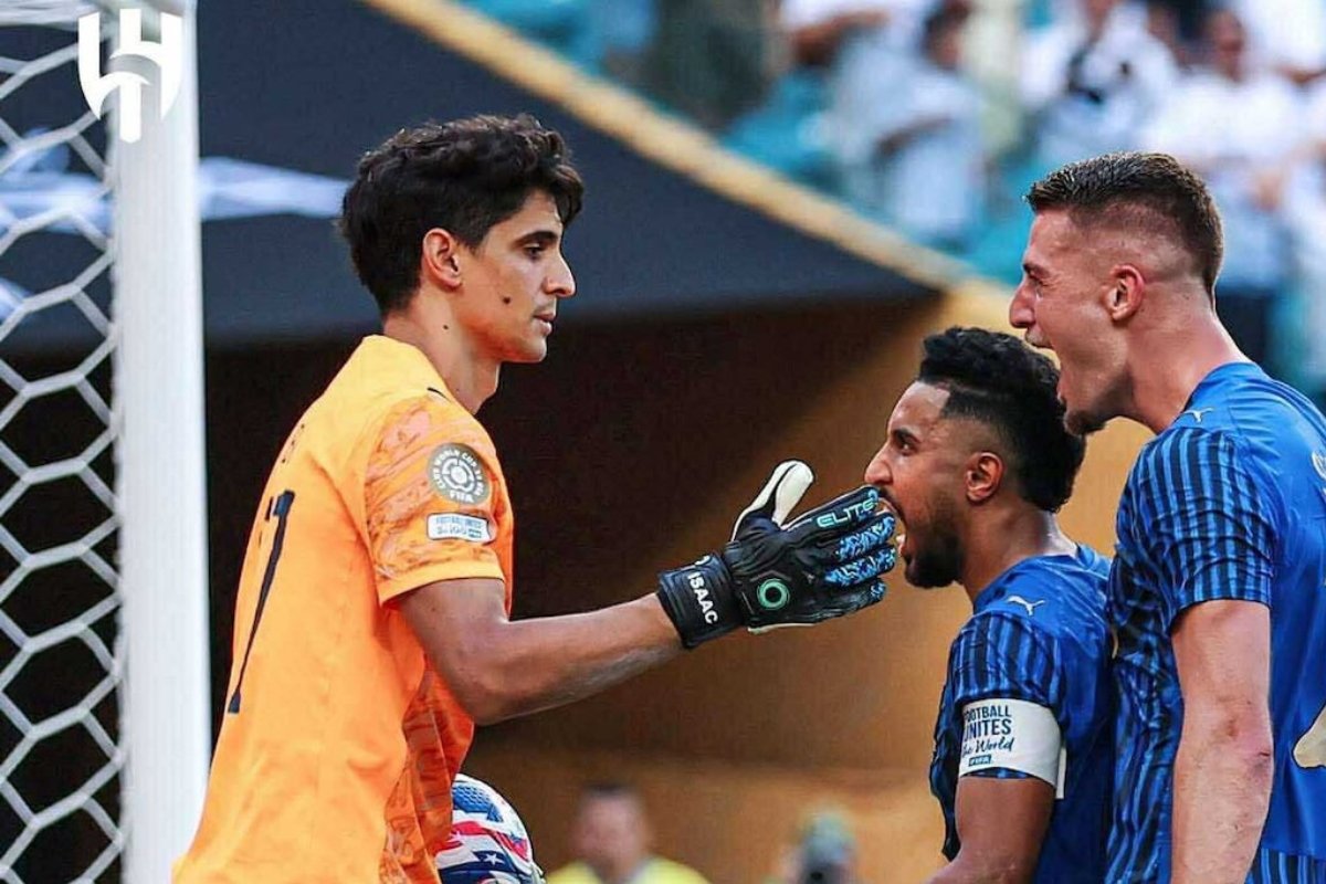 القبض على المجد بيدين مغربيتين.. بونو يتألق في كأس الأندية