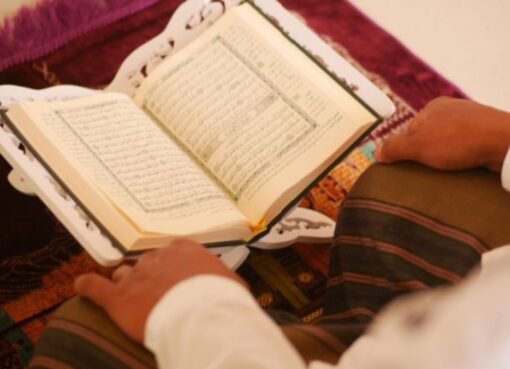 "آية واحدة تجلب الرزق وتفتح المغلق.. رددها بيقين"