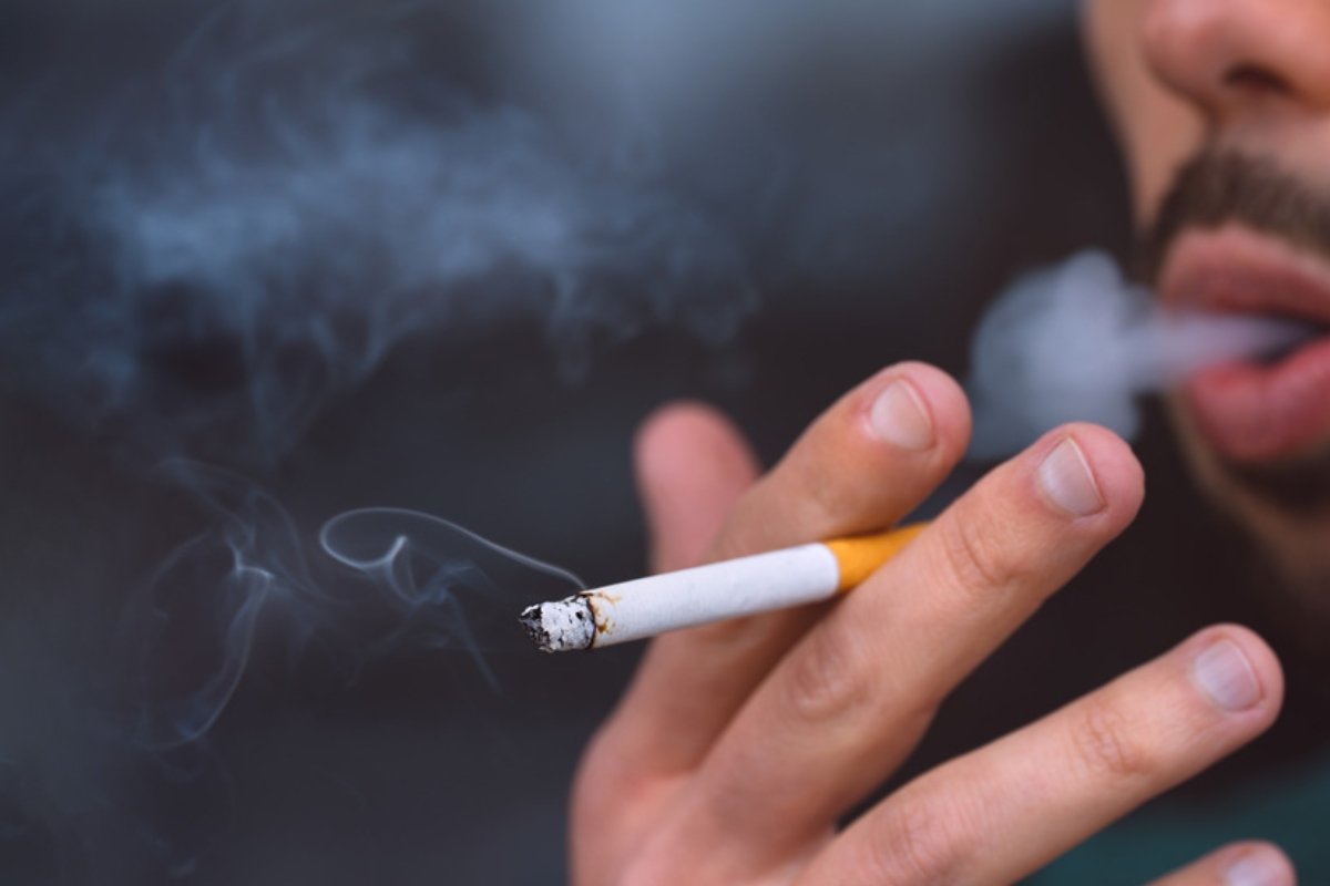 "تحذير عاجل: التدخين في أماكن إعداد الطعام قد يُكلفك 5000 ريال!"