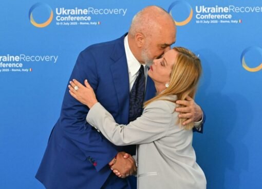 مشهد استثنائي في تيرانا: رئيس وزراء ألبانيا يحيي نظيرته الإيطالية بتحية "ناماستي