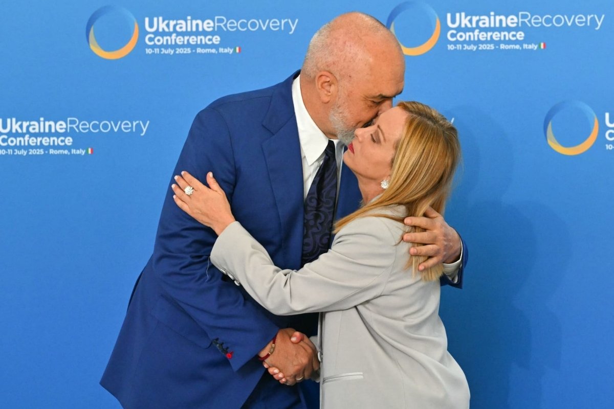 مشهد استثنائي في تيرانا: رئيس وزراء ألبانيا يحيي نظيرته الإيطالية بتحية "ناماستي