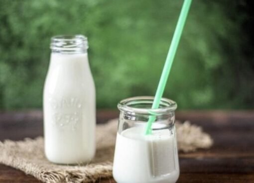 "يصيبك بسرطان الكبد؟ خبيرة تحذر من الحليب وتوصي ببدائل نباتية"