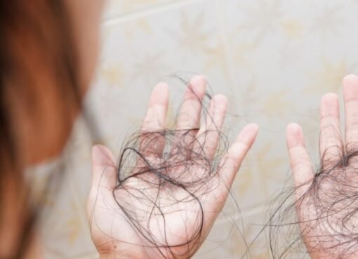 هل تشرب هذا المشروب يوميًا؟ قد يكون السبب وراء تساقط شعرك!