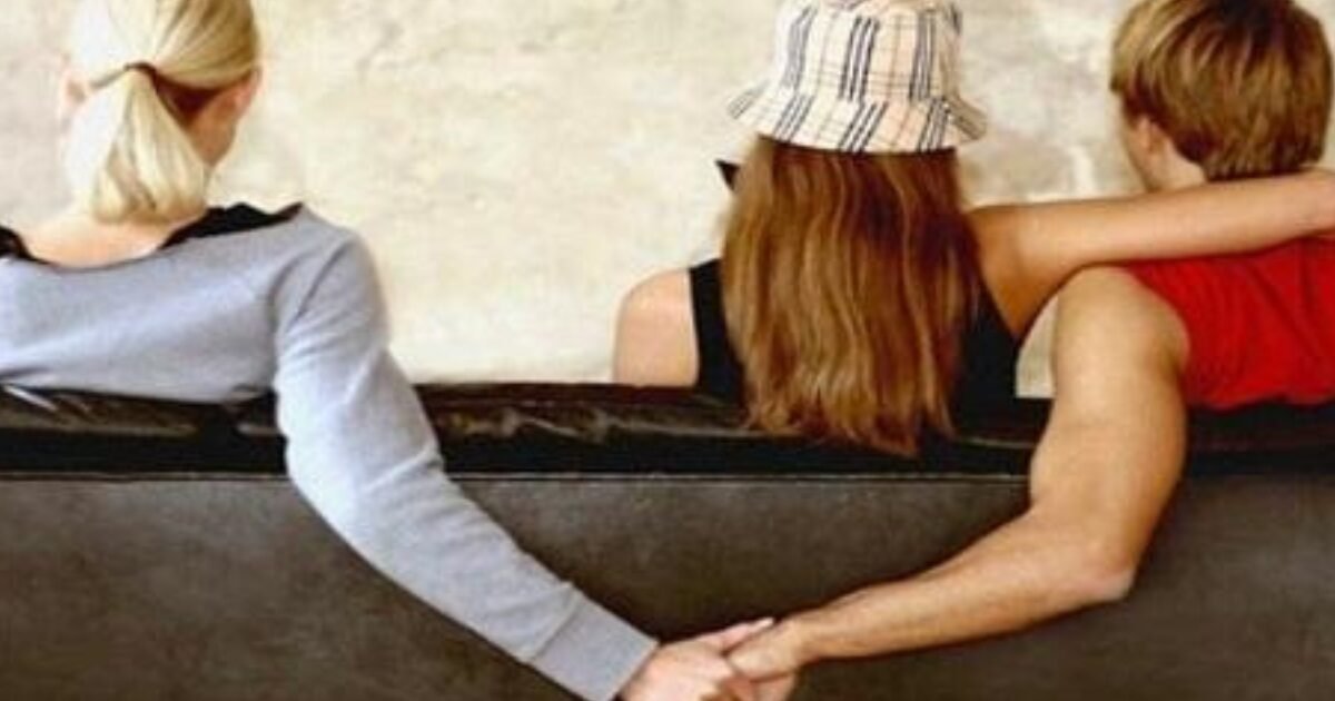 لماذا تخون الزوجة؟ طبيبة نفسية تكشف 8 دوافع صادمة وراء خيانة النساء