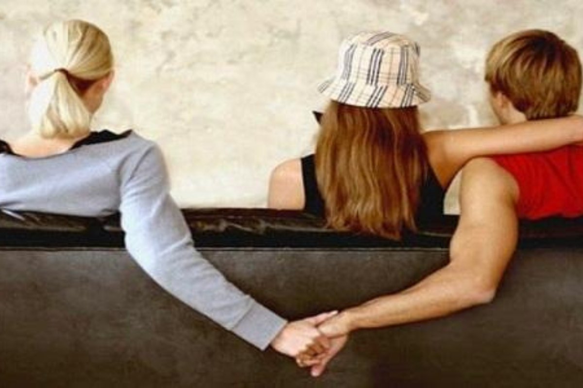 لماذا تخون الزوجة؟ طبيبة نفسية تكشف 8 دوافع صادمة وراء خيانة النساء