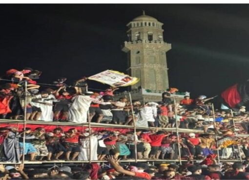 لحظة مرعبة على الهواء.. انهيار مدرج في مباراة كرة قدم بحضرموت