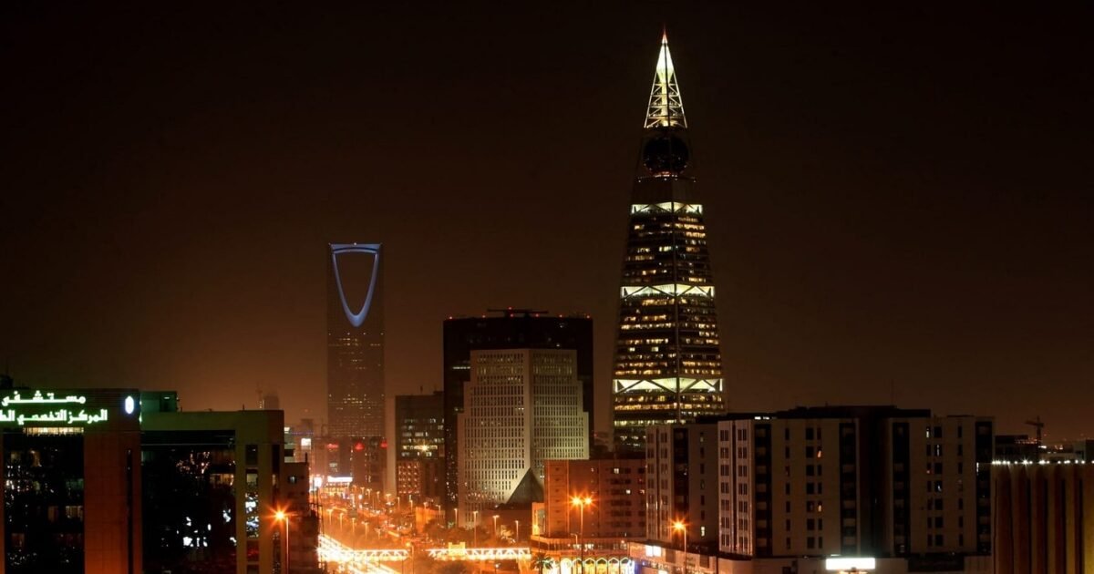 بقعة وردية تثير الجدل في سماء السعودية.. والفلكيون يوضحون