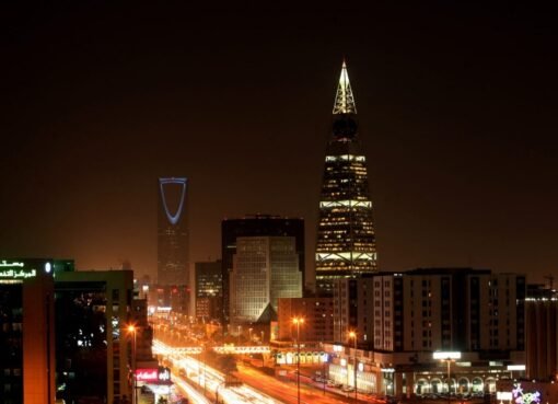 بقعة وردية تثير الجدل في سماء السعودية.. والفلكيون يوضحون