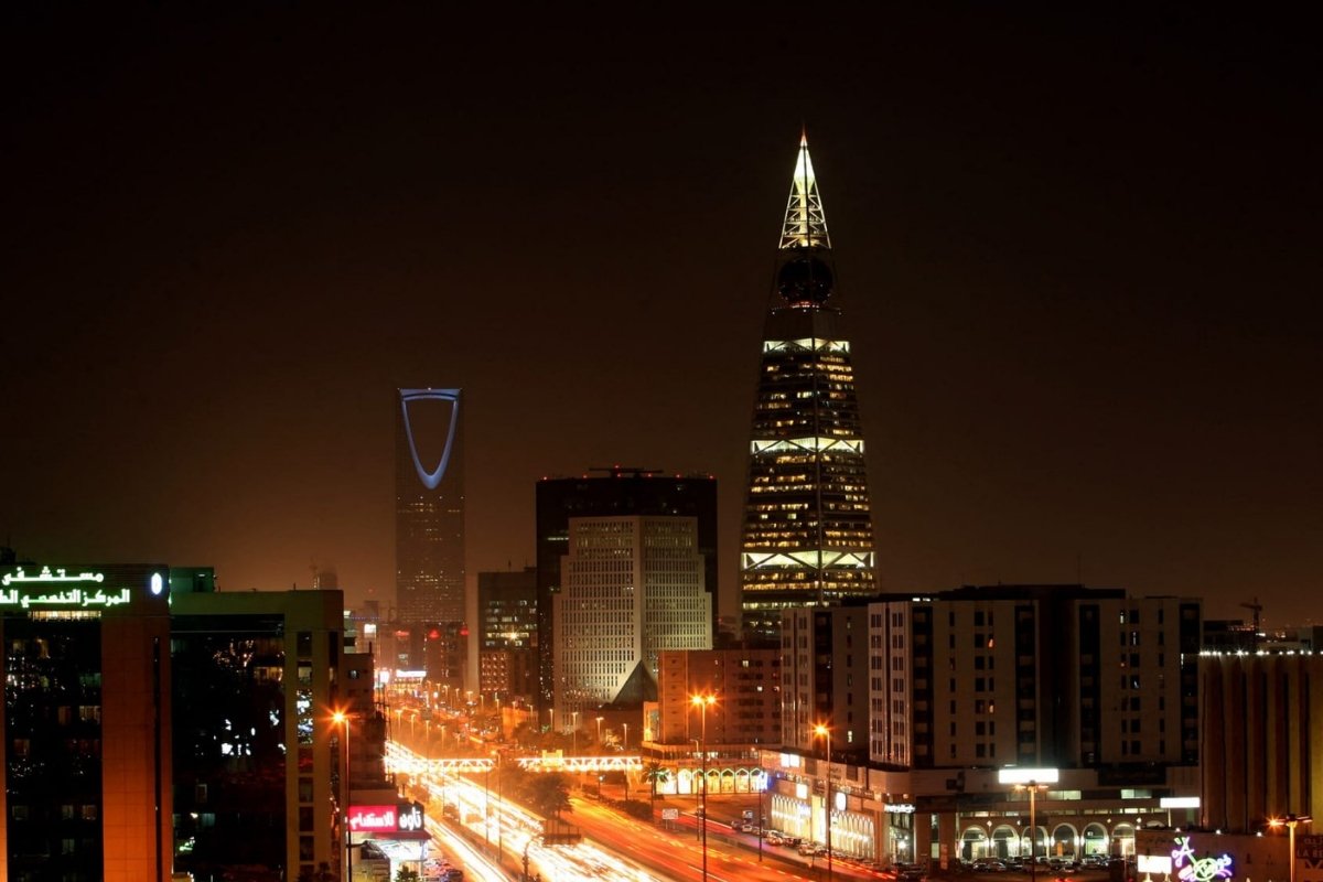 بقعة وردية تثير الجدل في سماء السعودية.. والفلكيون يوضحون