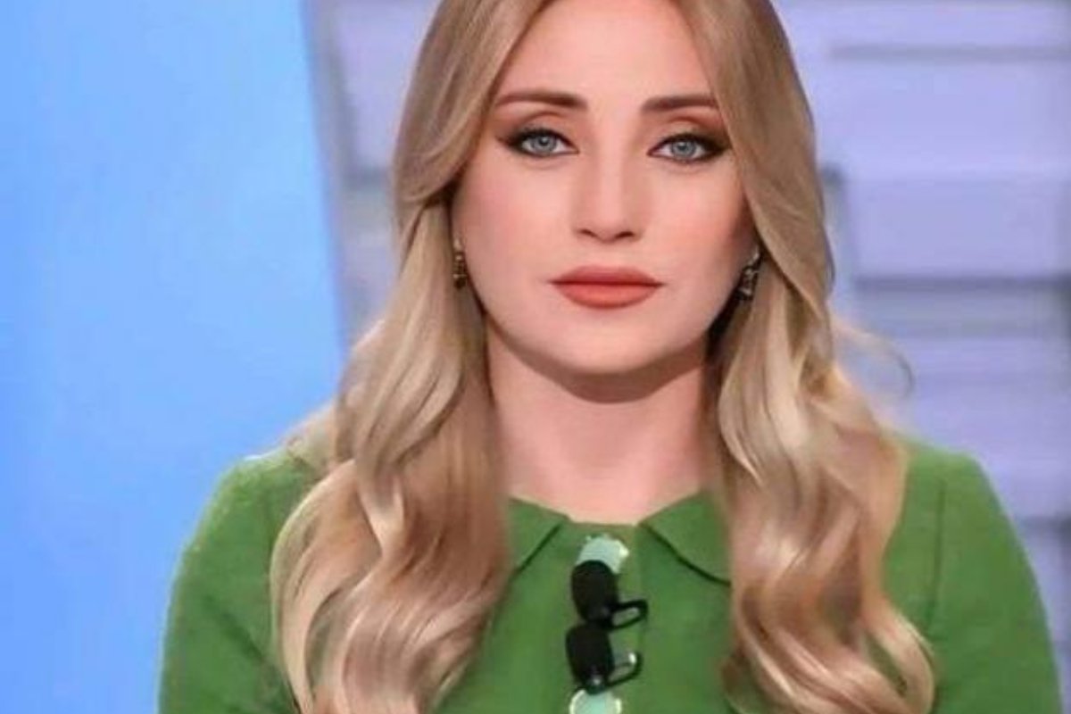 لحظة عفوية تتحول إلى ترند.. شاهدوا ماذا فعلت المذيعة عندما اعتقدت أن الكاميرا مغلقة