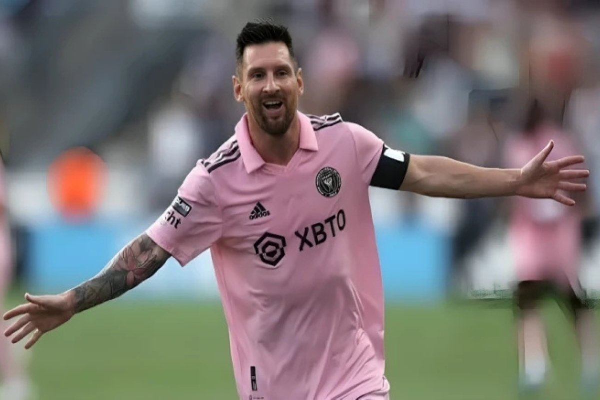 مفاوضات تجديد عقد ميسي مستمرة.. وماسكيرانو: القرار بيد اللاعب