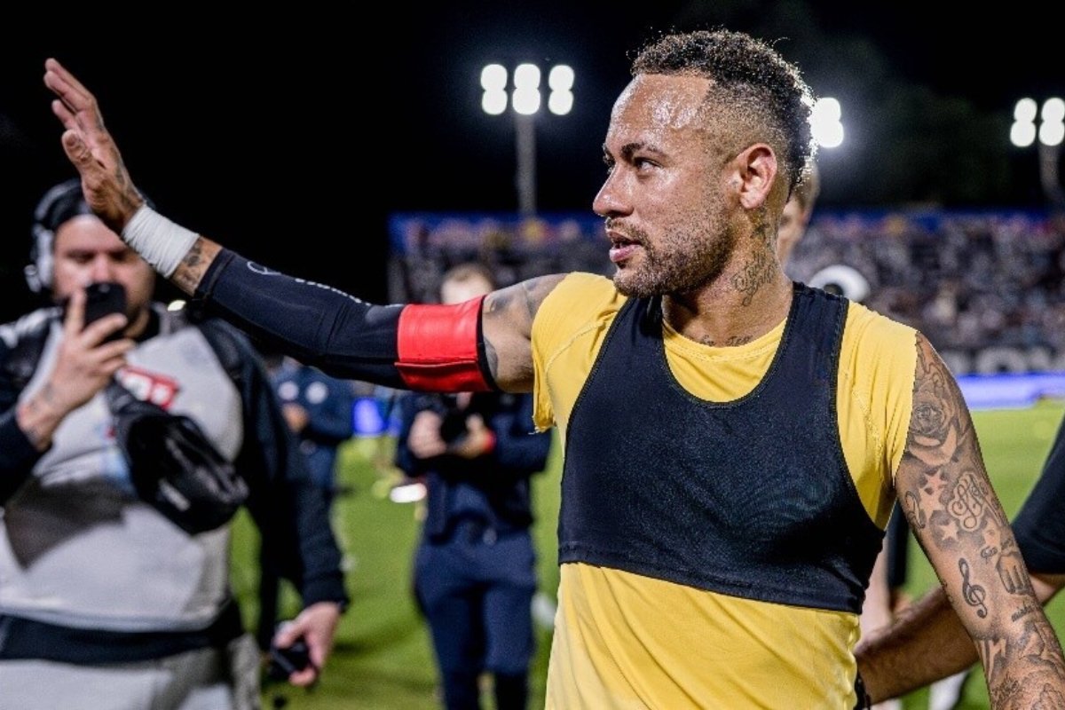 هدية مفاجئة من باريس سان جيرمان لنيمار.. ما القصة؟