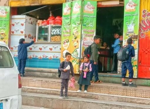 وجبة بسعر ولا في الأحلام.. مطعم في صنعاء يُدهش الطلاب بعرضه الفريد وجبة بسعر ولا في الأحلام.. مطعم في صنعاء يُدهش الطلاب بعرضه الفريد