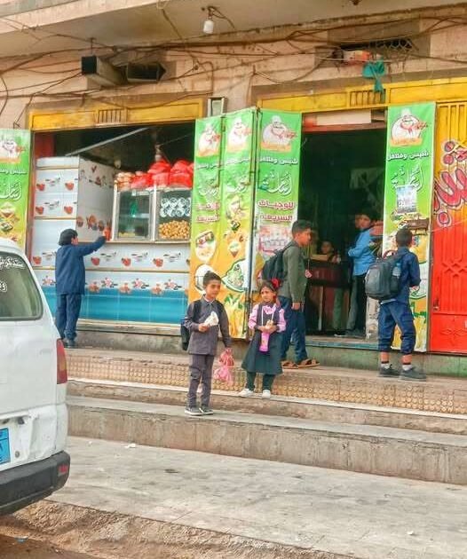 وجبة بسعر ولا في الأحلام.. مطعم في صنعاء يُدهش الطلاب بعرضه الفريد