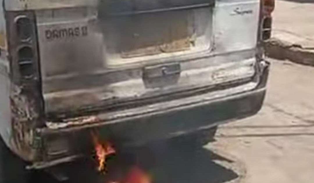 حادثة مثيرة في صنعاء.. سائق يحرق باصه بعد خلاف مروري