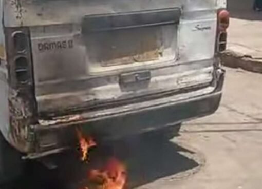 حادثة مثيرة في صنعاء.. سائق يحرق باصه بعد خلاف مروري