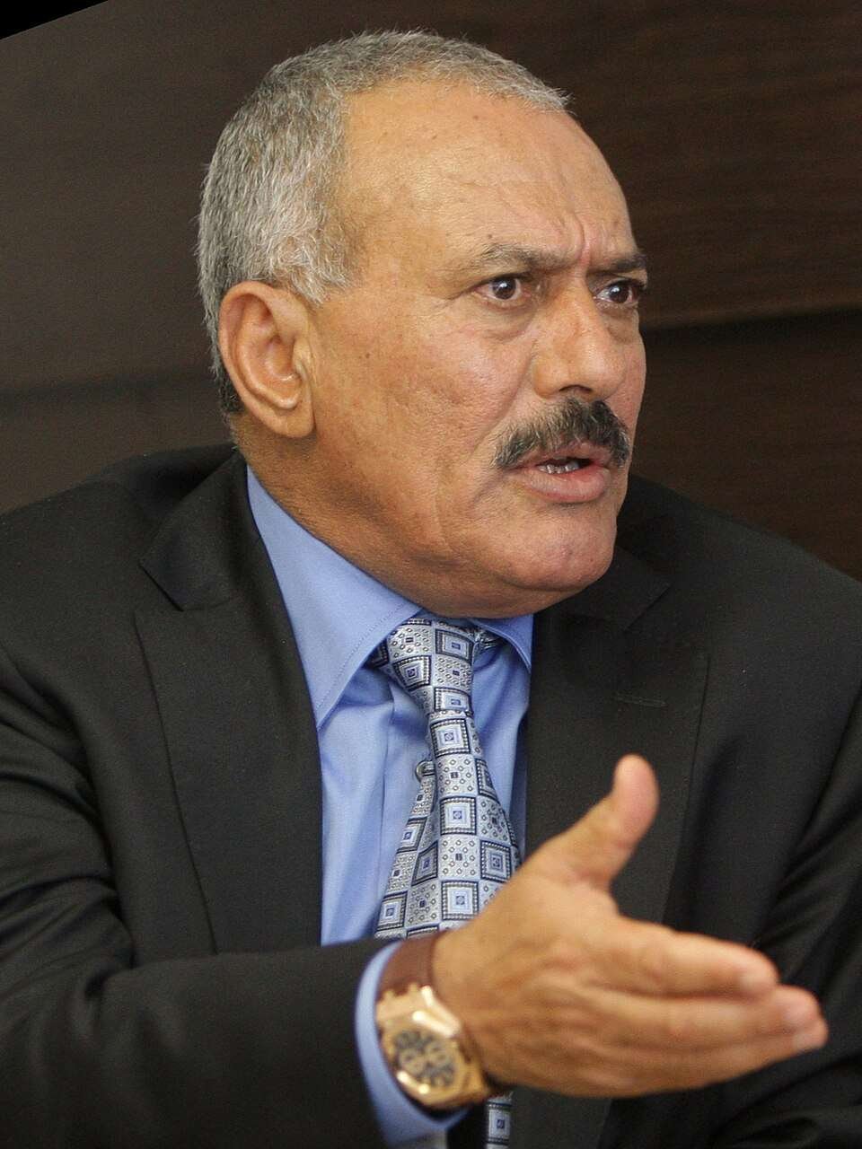 بعد 8 سنوات من الصمت… لماذا اختار نجل صالح هذه اللحظة لكشف الرواية؟