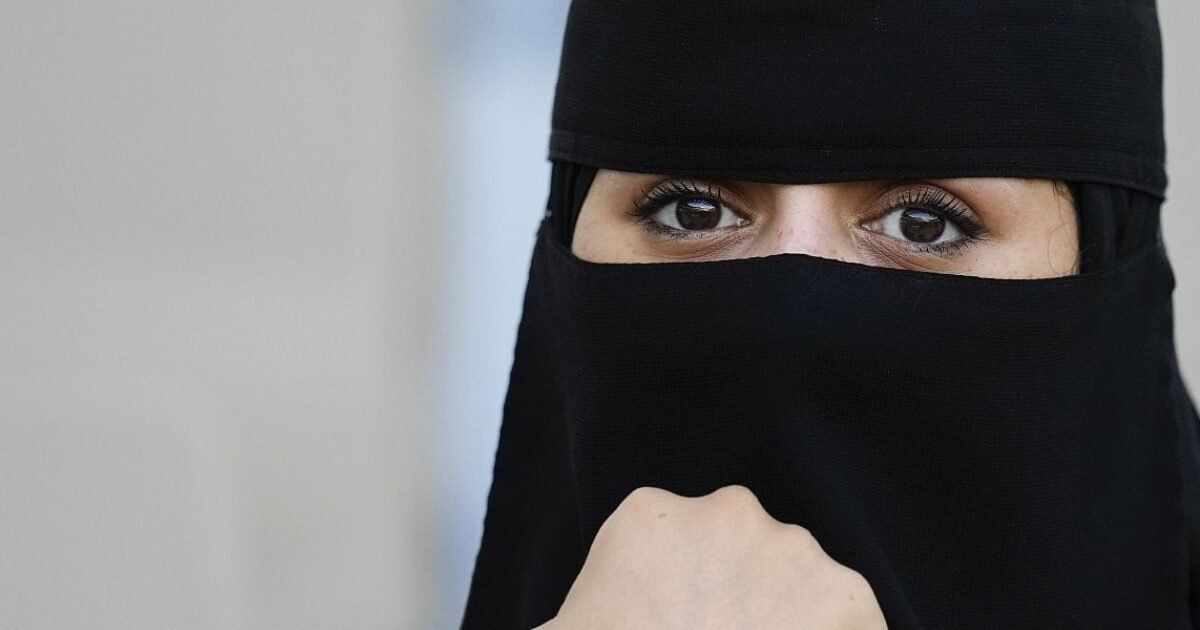 في سابقة لافتة.. دولة مسلمة تحظر النقاب والبرقع لأسباب أمنية وثقافية